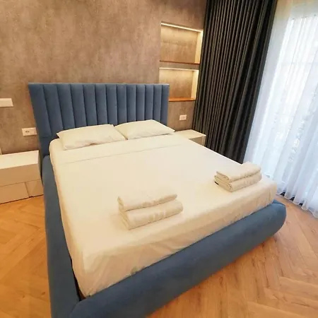 2 Steps From Center 3 4 ティラナ