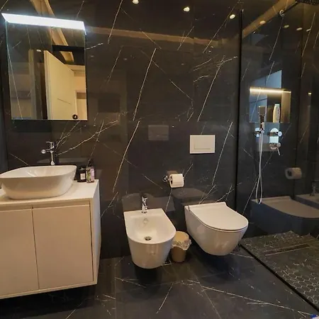 2 Steps From Center 3 4 * ティラナ