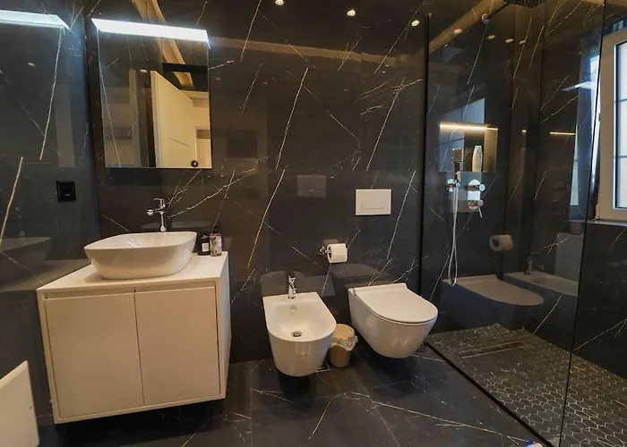 2 Steps From Center 3 4 * تيرانا